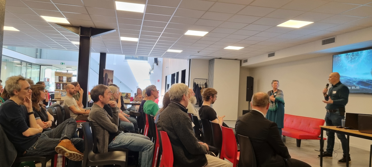 Sfeerbeeld 9000con editie 2024: publiek tijdens lezing Anaïd Haen en Django Mathijsen